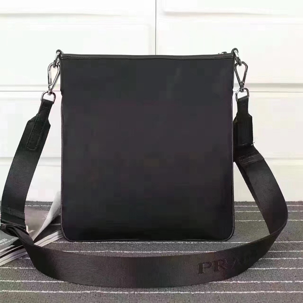 プラダバッグ背面デザイン